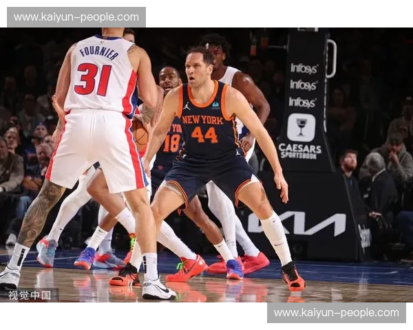 尼克斯哈特三分命中率接近50%，空间属性让防守对位更加困难