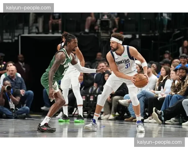 公牛三人得分超过20分 主场大胜雄鹿终结十一连败 公牛三人得分超过20分 主场大胜雄鹿终结十一连败